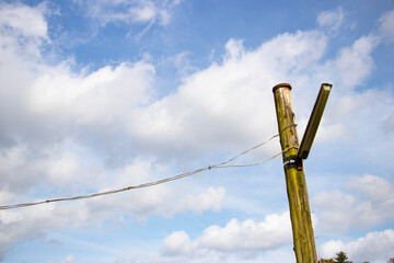 昔ながらの木製の電柱と空