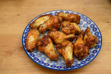 Pyszne przekąska kąski, smażone skrzydełka z kurczaka izolowane na talerzu na stole