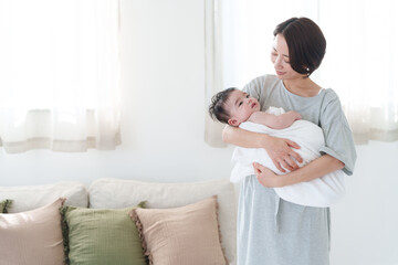 Fototapeta premium 0歳の赤ちゃんを抱っこするママ