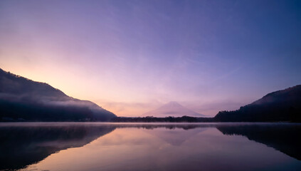 夜明け前の富士山