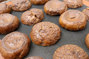 チョコレートに浸したシュークリームの生地