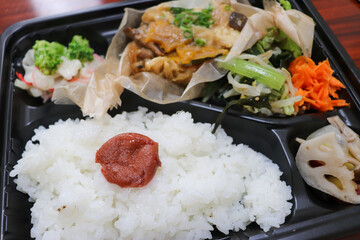 日本の家庭料理、野菜たっぷりのお弁当