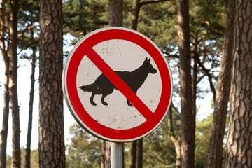 No dog sign in park. No dogs allowed sigh