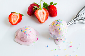 Strawberry ice cream was designed with ice cream scoops and fresh strawberries.