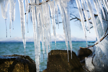 福島県猪苗代湖のしぶき氷と磐梯山