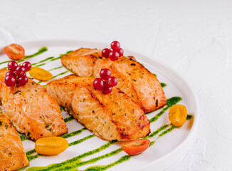 Grilled salmon fillets with berries and pesto sauce