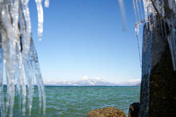 福島県猪苗代湖のしぶき氷と磐梯山