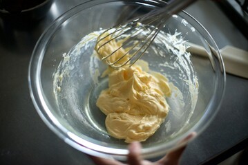 卵とバターを泡立て器で混ぜているところ