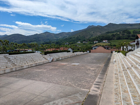 Campo de desporto basco onde se joga a pelota basca em meio &agrave;s montanhas e a vila de Sare no Pa&iacute;s basco franc&ecirc;s