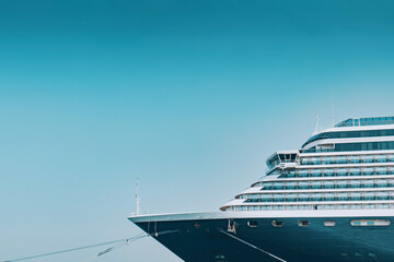 大型豪華客船の船首部分を真横から