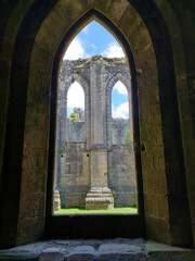 Obraz premium View of ancient ruins from an arch window