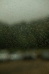Obraz premium Vertical shot of raindrops on a window