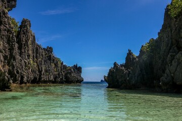 Obraz premium Hidden Beach with rocky cliffs in El Nido, Philippines