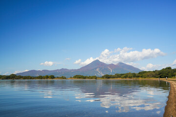 秋の晴れた空と紅葉と湖面に映える雲上磐梯山