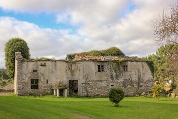 Obraz premium Abandoned old building in the countryside