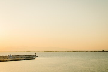 Obraz premium View of the golden sky and sea at sunset.
