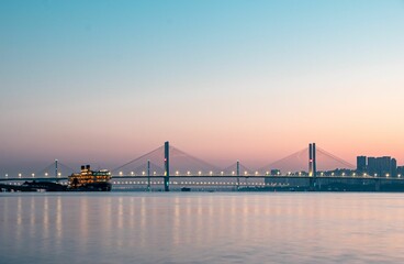 Obraz premium Bridges and cruise ships on the Yangtze River in the early morning, Wuhan, China.
