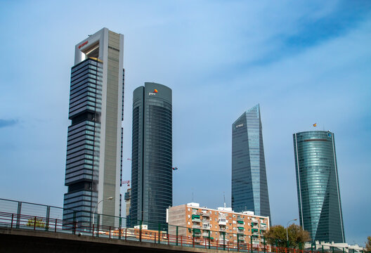 Madrid, Espa&ntilde;a. 12 10 2019. Rascacielos del distrito financiero al norte de Madrid. Cuatro Torres Business Area (CTBA) desde la calle Agust&iacute;n de Fox&aacute; junto a la estaci&oacute;n de tren de Chamart&iacute;n.
