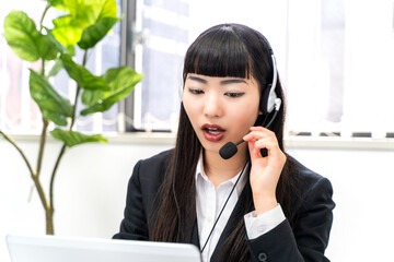 電話応対する女性