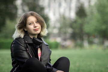 Obraz premium Портрет молодой красивой светловолосой девушки на открытом вохдухе.