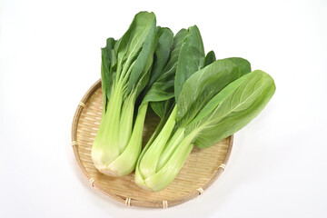 竹ざるに置いたチンゲン菜