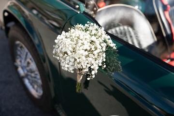 Convertible with a bouquet of gypsophila as decoration for a french wedding