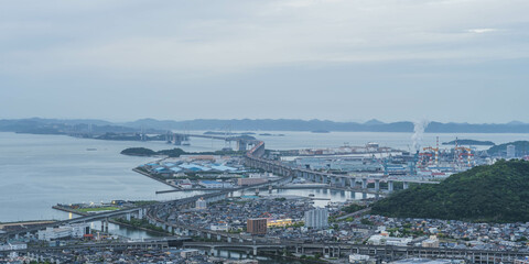 Obraz premium 香川県綾歌郡宇多津町の青ノ山からの瀬戸大橋の風景