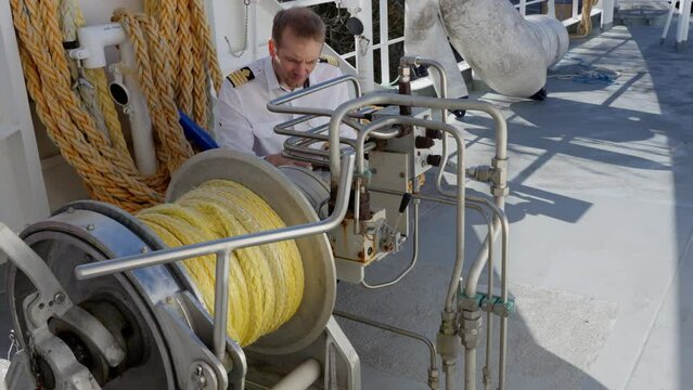 Sips captain inspect mooring winch, 60 fps
