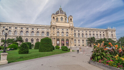 Obraz premium Beautiful view of famous Naturhistorisches Museum timelapse hyperlapse with park and sculpture in Vienna, Austria