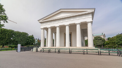 Obraz premium View of the temple Theseus timelapse hyperlapse and historic park Volksgarten with its old rosarium in Vienna in Austria