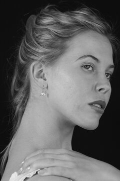 Junge blonde Frau im Proil Portrait