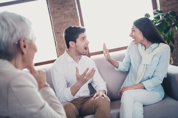 Obraz premium Photo of young couple fight argue appointment psychotherapist loft interior office indoors