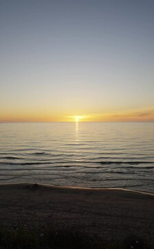Sonnenuntergang &uuml;ber dem Mittelmeer mit kleinen Wellen Hochformat