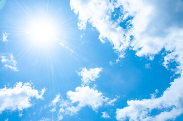 輝く太陽と白い雲と青空