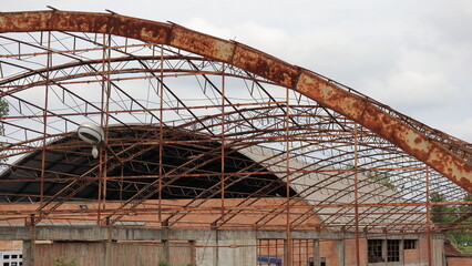 Vecchia costruzione di acciaio. Rovine di vecchio capannone di produzione. Vecchio stabilimento industriale.