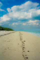 沖縄県竹富島まぶしい砂浜、青い空、透き通る緑の海