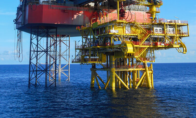 Well slot platform under drilling rig operation in offshore oil field
