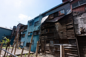 バラック小屋、老朽化した昭和建築、倒壊しそうな古い家、耐震補強しなければいけない家