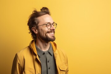 Obraz premium A man with glasses and a beard is smiling at the camera