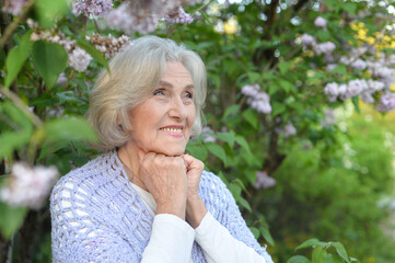 Obraz premium Portrait of a beautiful woman in the park in summer