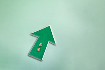 GOの英語ブロックが並ぶ右上方向を指す緑色の矢印がある背景