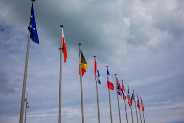 Drapeaux du Mémorial du D-Day à Arromanches en Normandie