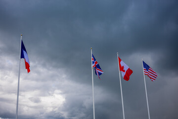 Drapeaux du Mémorial du D-Day à Arromanches en Normandie