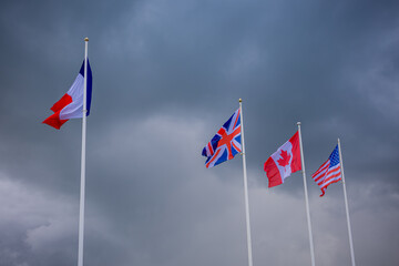 Drapeaux du Mémorial du D-Day à Arromanches en Normandie