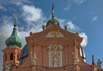 Fototapeta premium Neumünsterkirche im Fränkischen Würzburg in Bayern, Deutschland, Europa. 