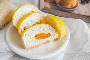 カットしたレモンパン