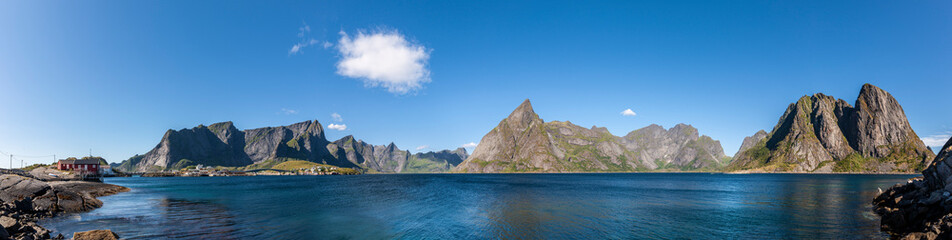 Fjordlandschaft bei Reine auf den Lofoten in Norwegen