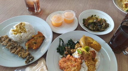 Rice and side dishes served at Padang restaurants