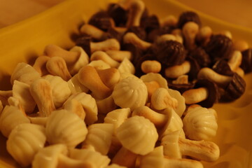 CHAMPIÑONES DE CHOCOLATE NEGRO Y BLANCO