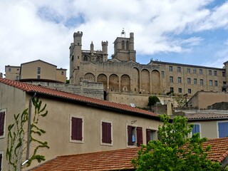 Fototapeta premium Béziers, May 2024: Visit the magnificent city of Béziers in Occitanie. Street photos - View of Saint-Nazaire and Saint-Celsus cathedrals